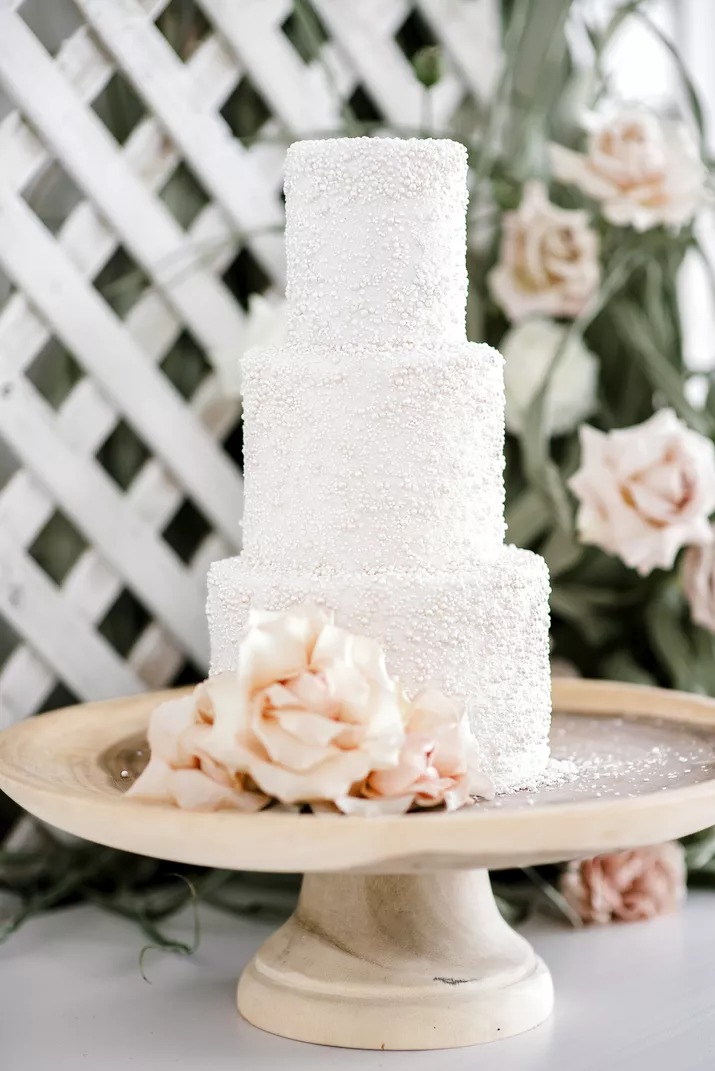 Decorate wedding cake