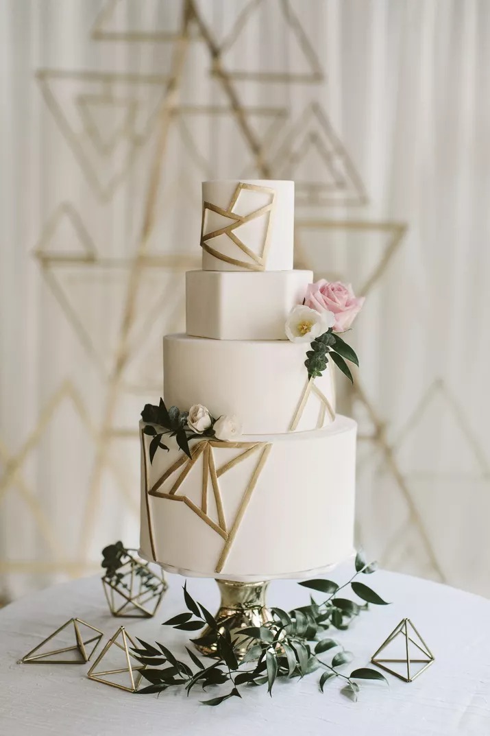 Decorate wedding cake