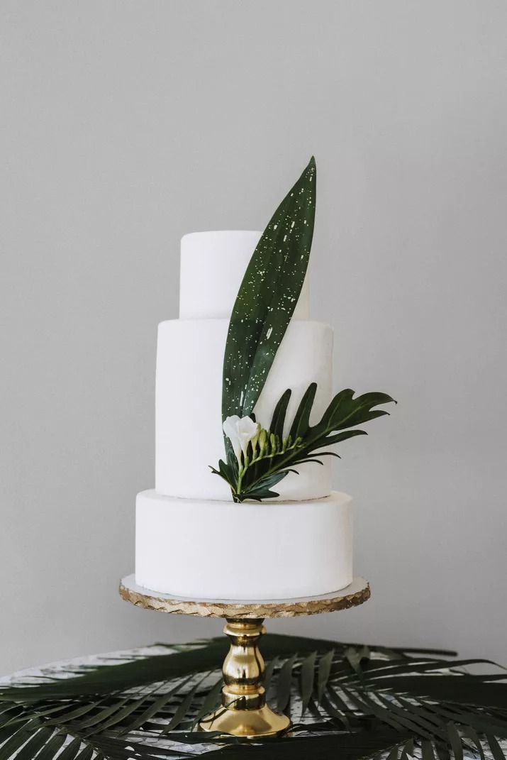 Decorate wedding cake