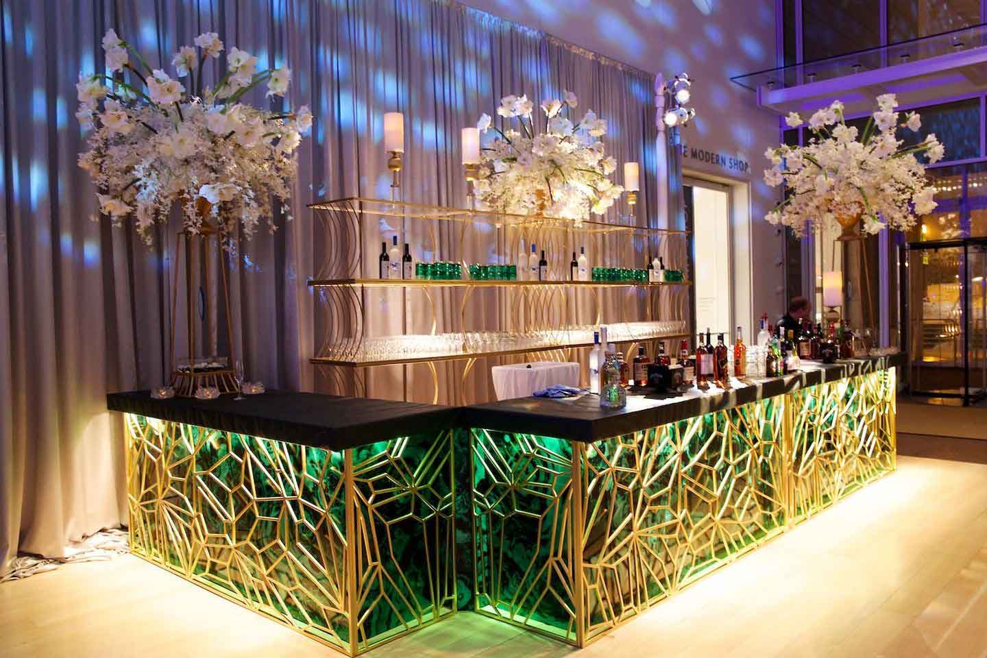 How to Decorate Wedding Bar