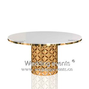 Round outdoor dining tables