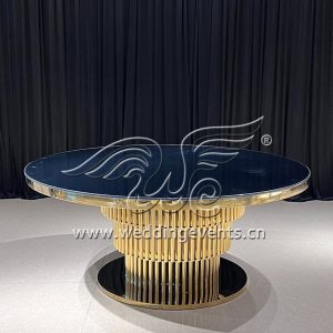 Round Dinner Tables