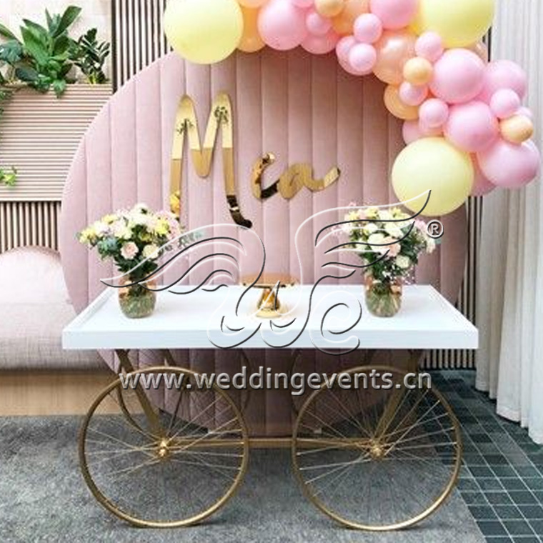 How to Decorate a Wagon for a Wedding