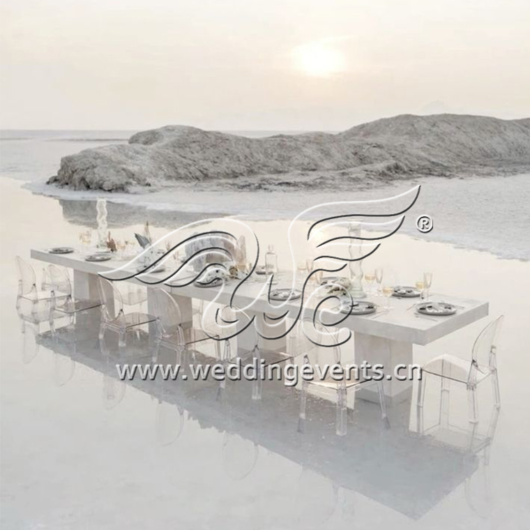 Outdoor Dining Experience in a Mesmerizing Setting